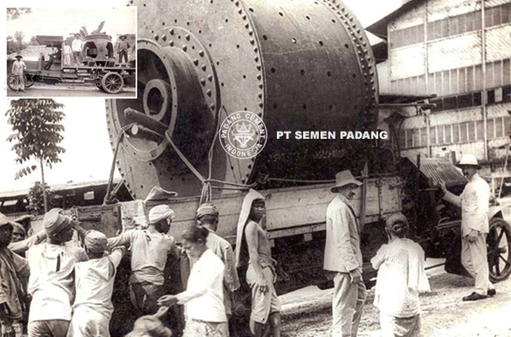 Sejumlah pekerja menurunkan mesin penggiling semen di pabrik semen yang dikelola NV Nederlandsch Indische Portland Cement Maatscappij (NIPCM) yang dibangun pada 18 Maret 1910. 