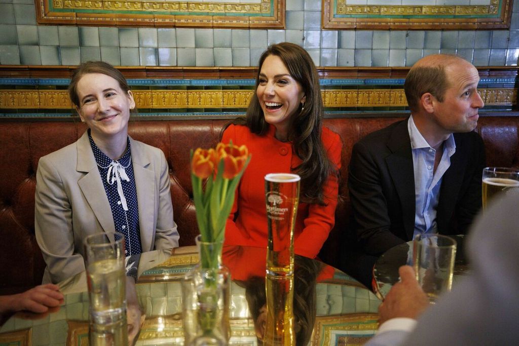 Pangeran William (kanan) dan Kate, Princess of Wales (tengah), mengunjungi Dog & Duck Pub di London, Kamis (4/5/2023), untuk meninjau persiapan penobatan Raja Inggris Charles III yang akan berlangsung pada Sabtu (6/5/2023). 