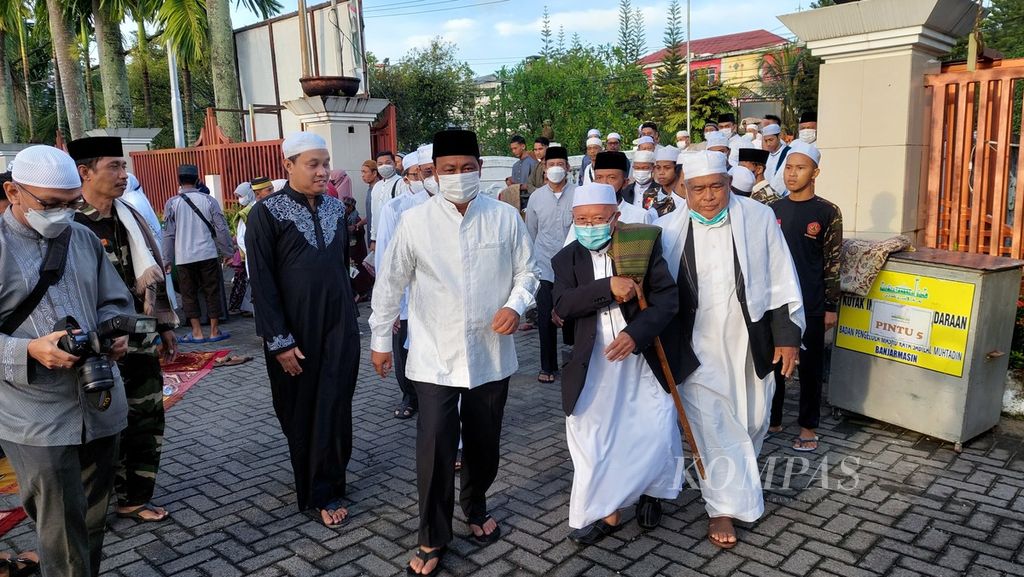 Gubernur Kalimantan Selatan Sahbirin Noor (tengah, berpeci hitam) datang untuk mengikuti shalat Idul Fitri 1443 Hijriah di halaman parkir barat Masjid Raya Sabilal Muhtadin, Banjarmasin, Kalimantan Selatan, Senin (2/5/2022).