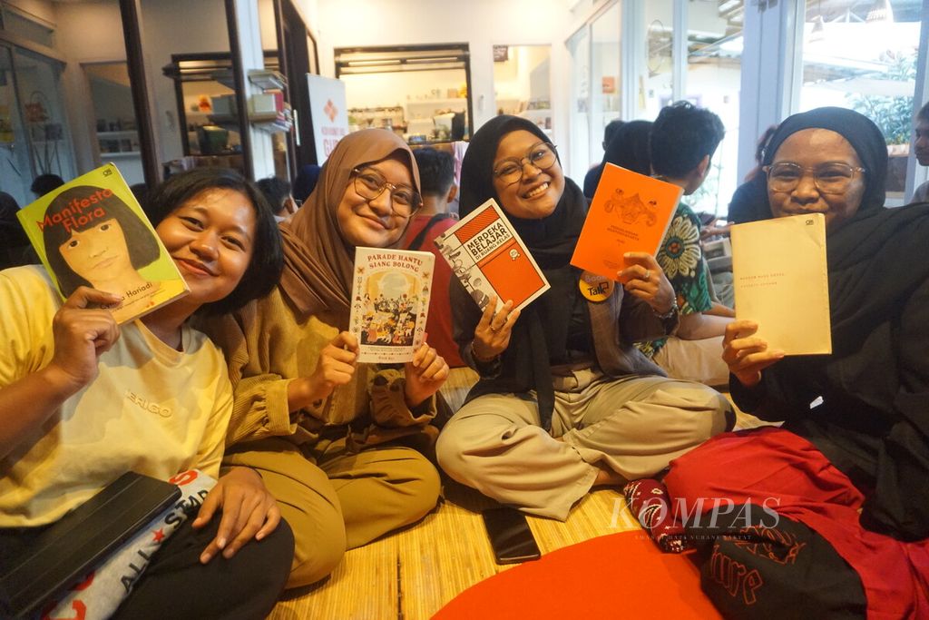 Sejumlah peserta Book Talk Purwokerto berfoto bersama di kafe Coffee at Home, Purwokerto, Kabupaten Banyumas, Jawa Tengah, Minggu (29/1/2024).