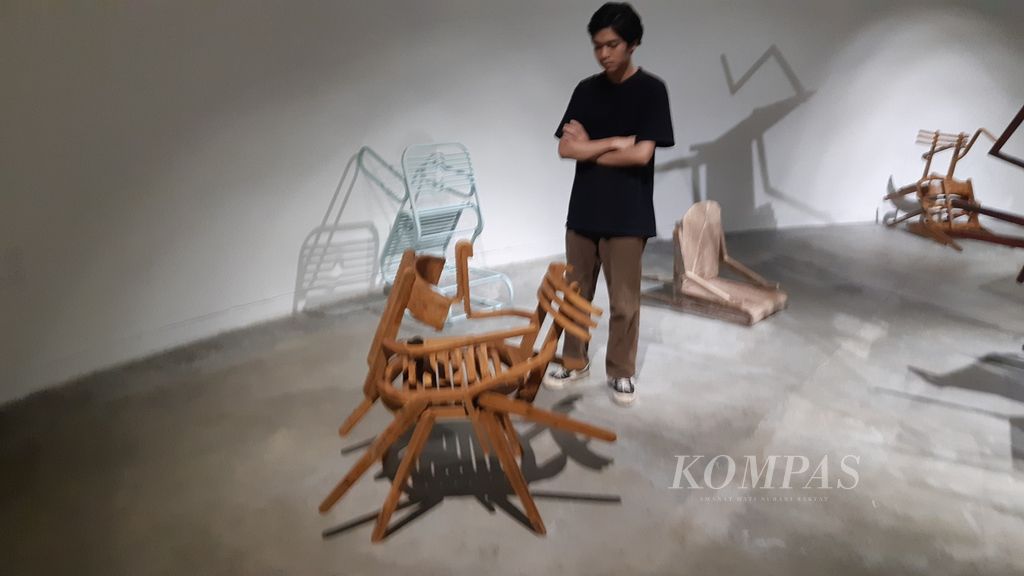 Media kursi untuk karya seni instalasi Performa Kinestetik sebagai pameran Road to Artjog 2024, sekaligus pameran tunggal keempat perupa Zulfian Amrullah (2024), di galeri Komunitas Seni Salihara, Jakarta. Pameran diselenggarakan pada 20 April hingga 30 April 2024.