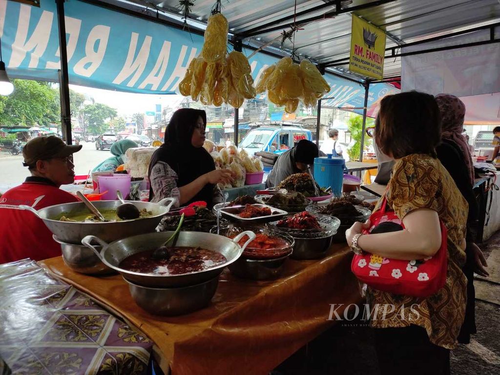 Pedagang masakan Padang melayani pengunjung Bazaar Takjil Ramadhan Benhil di Jakarta, Senin (1/4/2024).