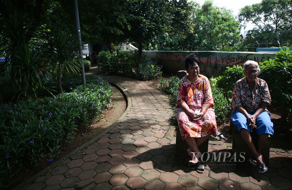 Dua orang lanjut usia berjemur di bawah sinar matahari pagi di taman kawasan Petamburan, Tanah Abang, Jakarta Pusat, Minggu (28/2/2021). Orang dewasa perlu menjalani vaksinasi untuk melindungi tubuh dari sejumlah penyakit infeksi.