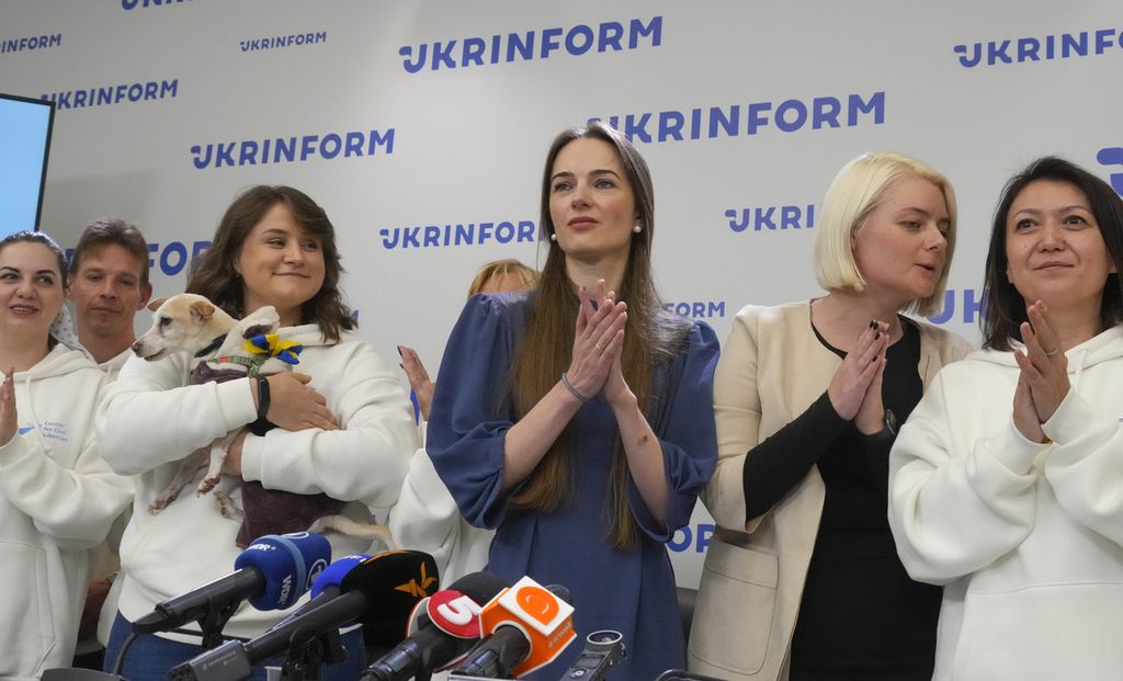 Ketua Dewan Pusat Kebebasan Sipil atau Center for Civil Liberties (CCL) Oleksandra Matviychuk (tengah), Direktur Eksekutif CCL Oleksandra Romantsova (ketiga dari kiri), dan para manajer lembaga itu menggelar konferensi pers di Kyiv, Ukraina, Sabtu (8/10/2022). 