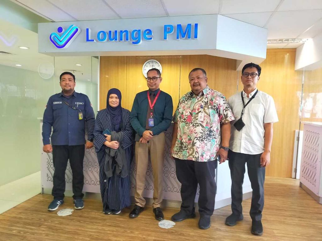 Nurul Huda bersama sejumlah pihak terkait saat tiba di Bandara Internasional Soekarno-Hatta, Selasa (2/4/2024). Sebelumnya, video Nurul yang diduga disiksa majikan di Oman viral.