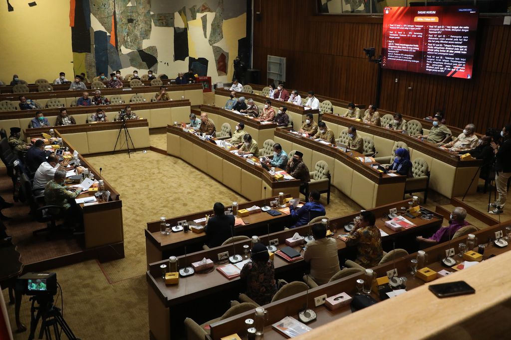 Rapat bersama antara KPU, Bawaslu, dan Kementrian Dalam Negeri dengan Komisi II DPR membahas penetapan jadwal pemilu serentak tahun 2024 di Kompleks Gedung Parlemen, Senayan, Jakarta, Senin (24/1/2022). 