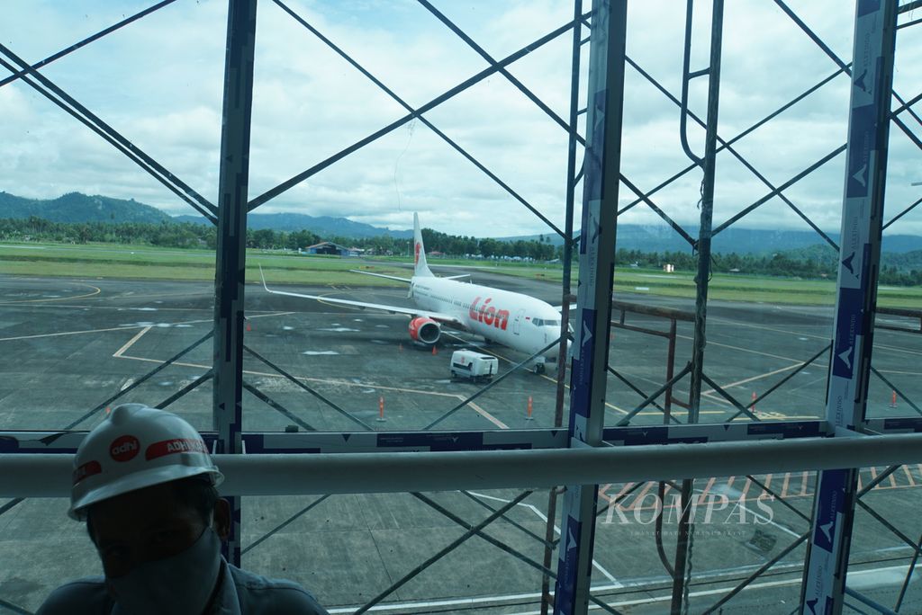 Sebuah pesawat Lion Air diparkir di luar terminal baru Bandara Sam Ratulangi Manado, Sulawesi Utara, Rabu (16/12/2020). Dengan terminal baru itu, Bandara Sam Ratulangi akan mampu melayani 5,72 juta penumpang pesawat dalam setahun mulai April 2021, naik dari 2,6 juta orang sebelumnya.
