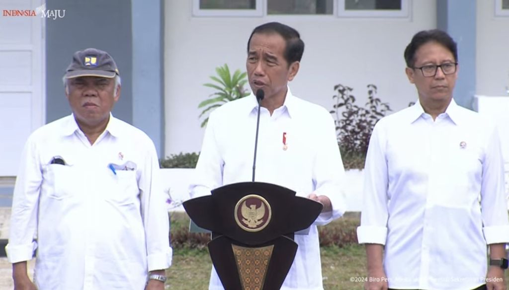 President Joko Widodo, accompanied by Minister of Public Works and Housing Basuki Hadimuljono and Minister of Health Budi Gunadi Sadikin, inaugurated the 147 rehabilitated and reconstructed buildings after the West Sulawesi earthquake in 2021 in Mamuju regency, West Sulawesi on Tuesday (April 23, 2024).