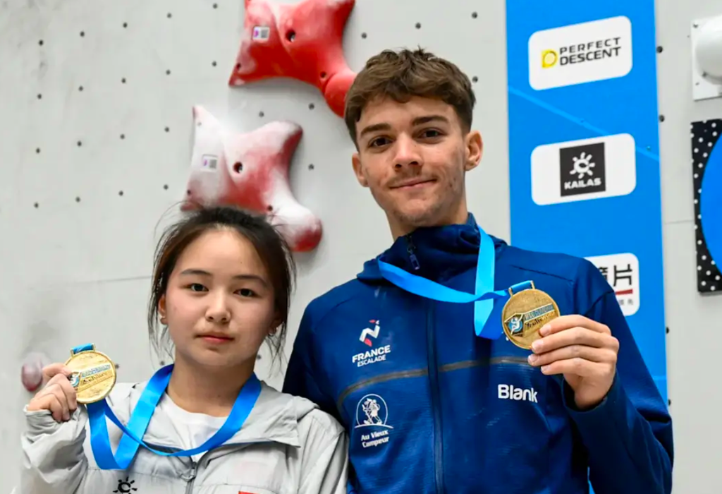 Pemanjat putri China nomor <i>speed</i>, Mou Yuju, dan pemanjat putra Perancis nomor <i>speed</i>, Jerome Morel, meraih medali emas dalam kategori kelompok umur 20 tahun putri pada IFSC Youth World Championship atau Kejuaraan Dunia Panjat Tebing Remaja di Guiyang, China, Jumat (30/8/2024) waktu setempat.