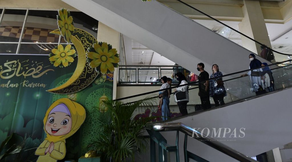 Pengunjung menuruni eskalator di Mal CBD Ciledug, Kota Tangerang, Banten, Jumat (14/4/2023). 