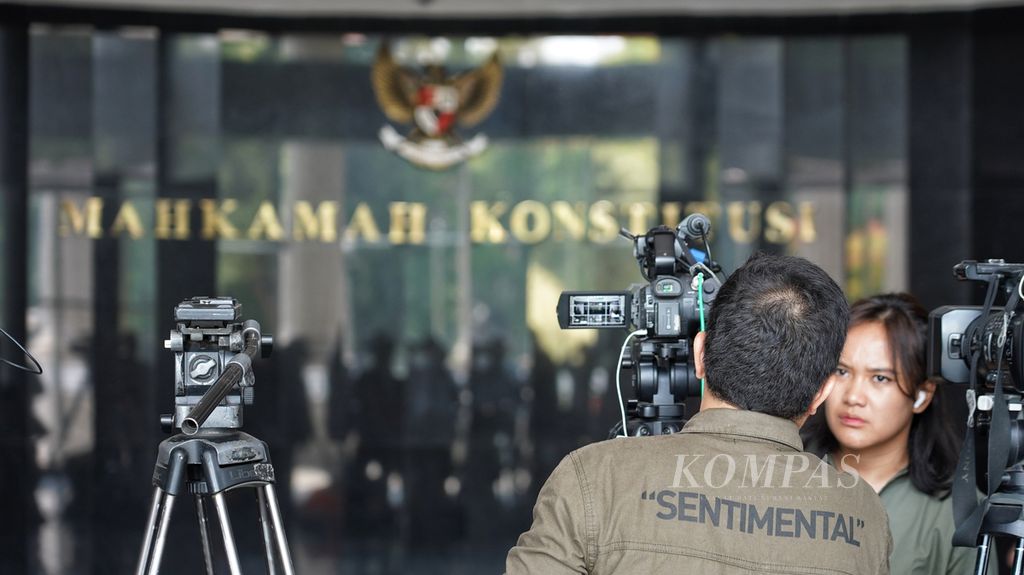 Para jurnalis menanti dimulainya sidang putusan uji materiil Pasal 169 huruf q UU Pemilu terkait batas usia minimal calon presiden dan calon wakil presiden di Mahkamah Konstitusi, Jakarta, Senin (16/10/2023).