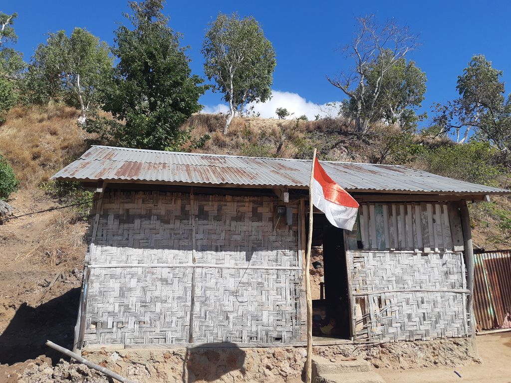 Bendera Merah Putih berkibar di depan rumah warga di Pulau Lirang, Kabupaten Maluku Barat Daya, Maluku, Minggu (7/8/2022). Pulau itu berbatasan langsung dengan negara Timor Leste.