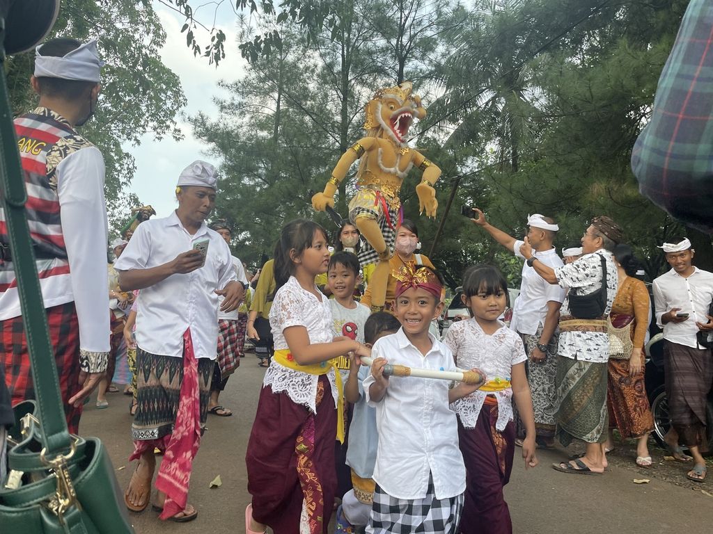 Anak-anak ikut mengarak ogoh-ogoh mini dalam rangkaian parade budaya di Bumi Perkemahan Cibubur, Jakarta, Selasa (21/3/2023). Umat Hindu di Pura Widya Dharma Cibubur menggelar parade budaya untuk menyambut hari suci Nyepi Tahun Saka 1945.
