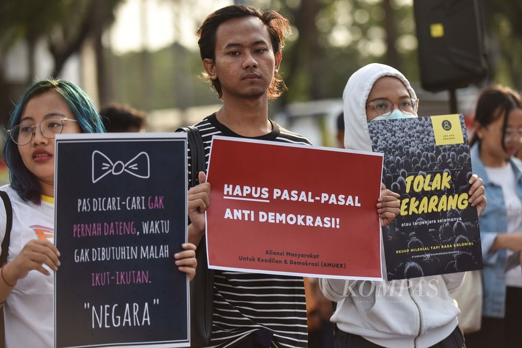 Para aktivis yang tergabung dalam Aliansi Masyarakat untuk Keadilan Demokrasi menggelar unjuk rasa di Bundaran Hotel Indonesia, Jakarta, Minggu (15/9/2019). Mereka mengajak masyarakat untuk menolak Rancangan Kitab Undang-undang Hukum Pidana (RUU KUHP) yang bisa meningkatkan potensi masyarakat tersandung kasus pidana.