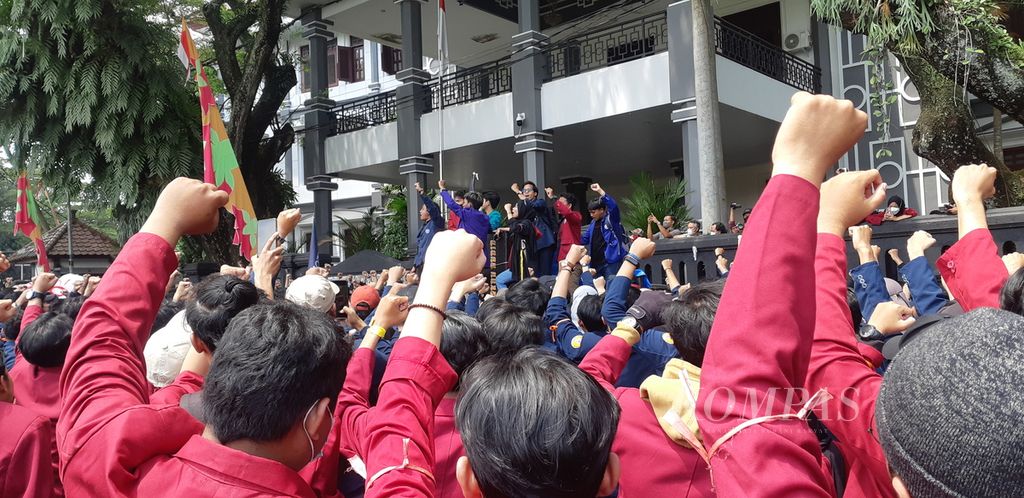 Mahasiswa berunjuk rasa di depan DPRD Kota Malang, Jawa Timur, Selasa (12/04/2022), menolak wacana tiga periode dan menyuarakan berbagai masalah nasional seperti mahalnya harga minyak goreng.
