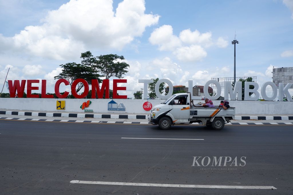 Pengguna jalan melintas di depan land mark bertuliskan Welcome to Lombok atau Selamat Datang di Lombok di depan gerbang Bandara Internasional Lombok di Praya, Lombok Tengah, Nusa Tenggara Barat, Rabu (20/10/2021). 