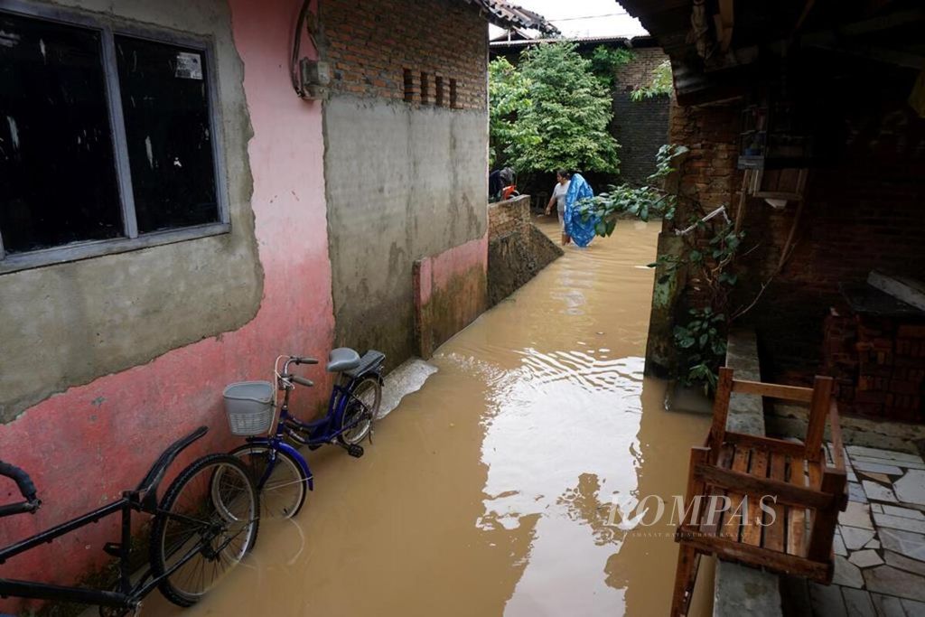 Kondisi banjir di Kelurahan Kalibalau Kencana, Kecamatan Kedamaian, Kota Bandar Lampung, Lampung, Rabu (23/5/2018). Banjir akibat luapan Sungai Way Balau terjadi setelah hujan deras mengguyur daerah tersebut lebih dari enam jam.