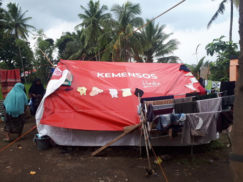 Salah satu tenda pengungsian warga dari Kementerian Sosial di RT 003 RW 004 Gasol, Cugenang, Cianjur, Jawa Barat, Kamis (24/11/2022).