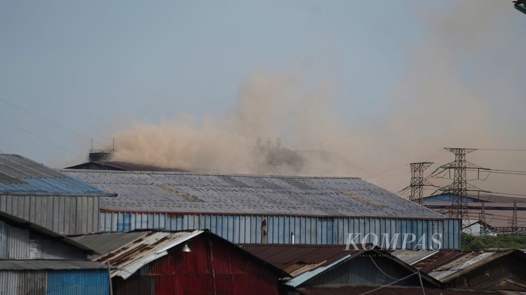 Pencemaran udara dari aktivitas pabrik baja di Cikarang Barat, Kabupaten Bekasi, Jawa Barat, Jumat (6/1/2023). Polusi udara menjadi masalah bersama yang mengancam kesehatan, bahkan menjadi pemicu kematian, selain juga masalah perekonomian.