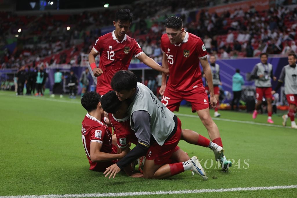 Pemain Indonesia, Marselino Ferdinan, dirangkul rekan-rekannya sesuai menjebol gawang Irak pada pertandingan Grup D Piala Asia 2023 di Stadion Ahmed bin Ali, Qatar, Senin (15/1/2024). Indonesia kalah dari Irak dengan skor 1-3. 