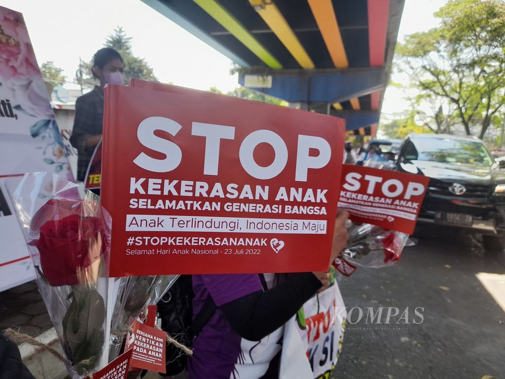 Ratusan orang dari berbagai elemen menggelar unjuk rasa di depan Pengadilan Negeri Malang, Jawa Timur, Rabu (20/7/2022), saat sidang kasus dugaan kekerasan seksual di sekolah SPI Kota Batu tengah berlangsung.