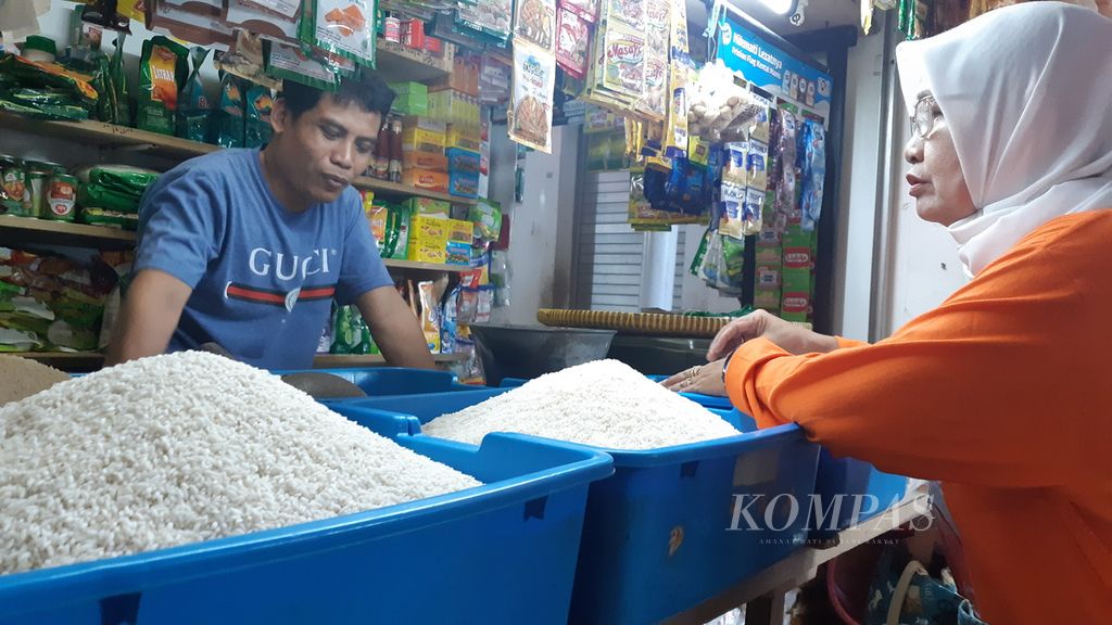 Pedagang beras sedang melayani pembeli di Pasar Manis, Purwokerto, Kabupaten Banyumas, Jawa Tengah, Selasa (13/2/2024).