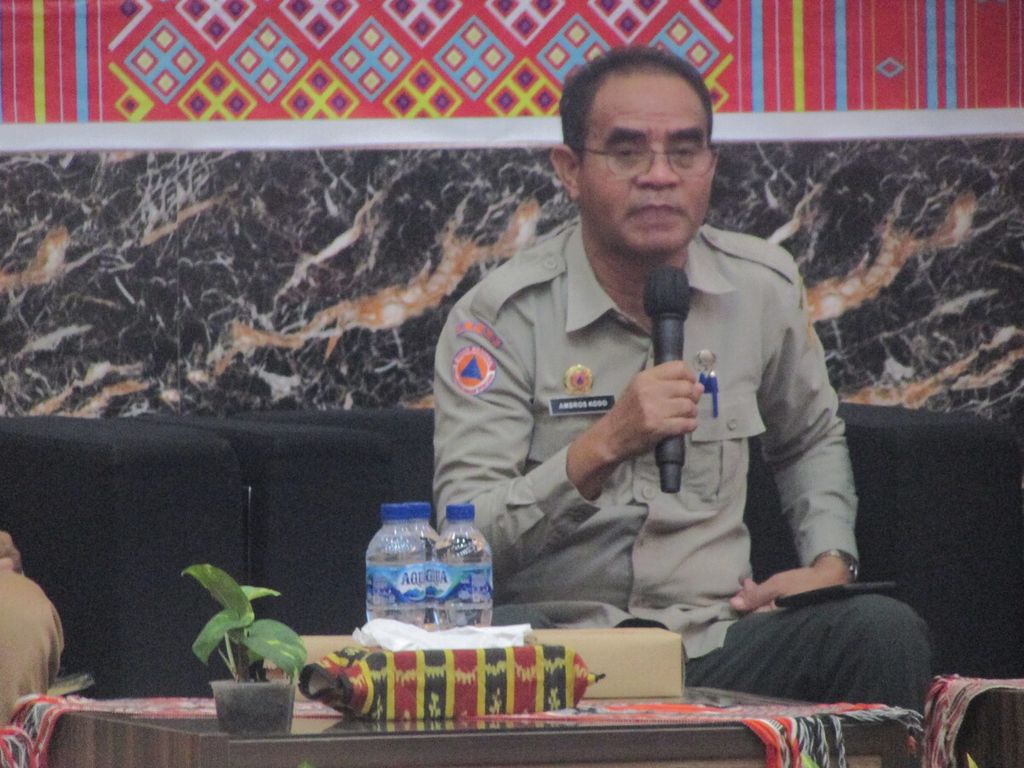 Kepala BPBD NTT Ambrosius Kodo saat berbicara pada talkshow kajian risiko bencana NTT di Kupang, Senin (20/11/2023).