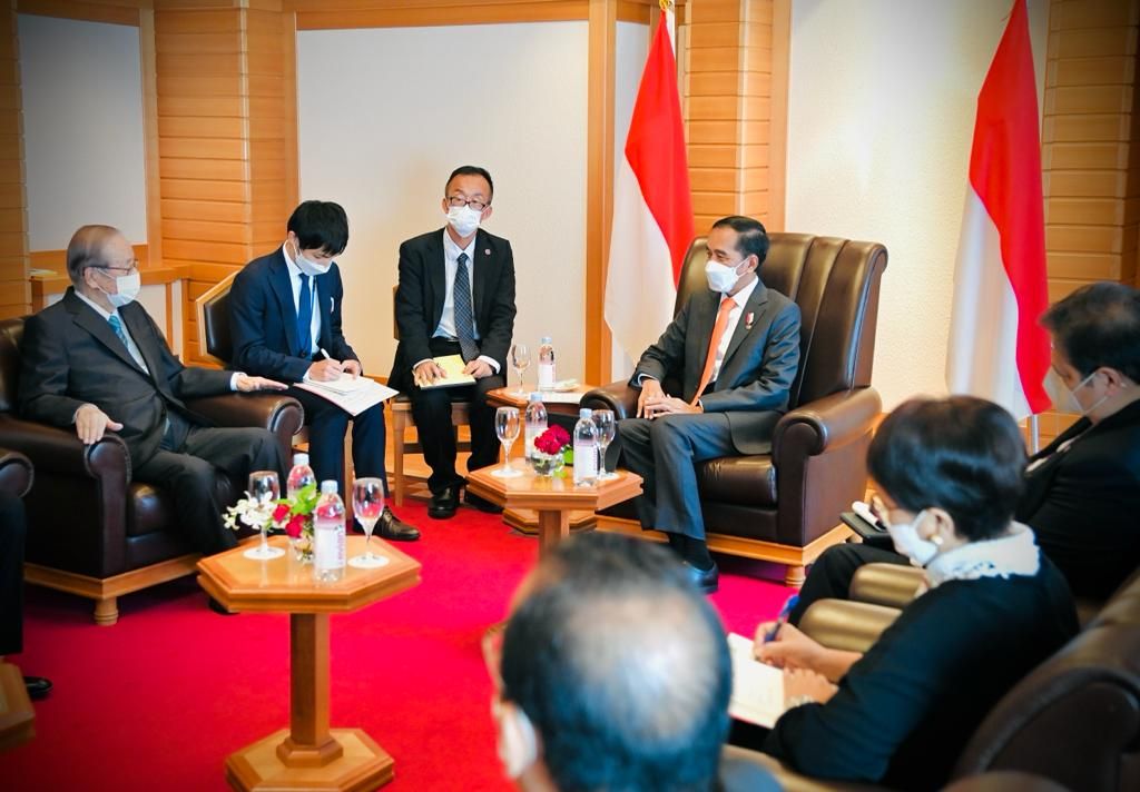 Presiden Joko Widodo menerima kunjungan kehormatan Presiden Japan-Indonesia Association Fukuda Yasuo di Salon Room, Imperial Hotel, Tokyo, Jepang, Rabu (27/7/2022). Fukuda Yasuo juga merupakan mantan Perdana Menteri Jepang.