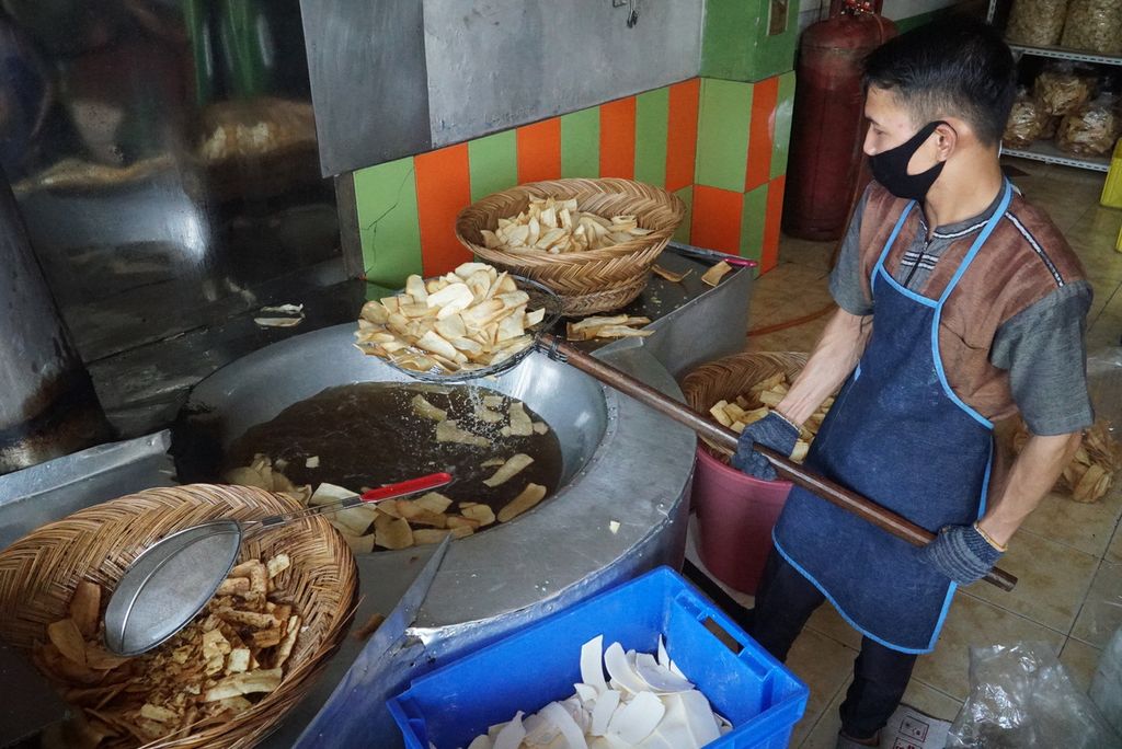 Pekerja menggoreng keripik sanjai di dapur Pusat Oleh-oleh Ummi Aufa Hakim cabang Padang, Sumbar, Senin (20/7/2020).