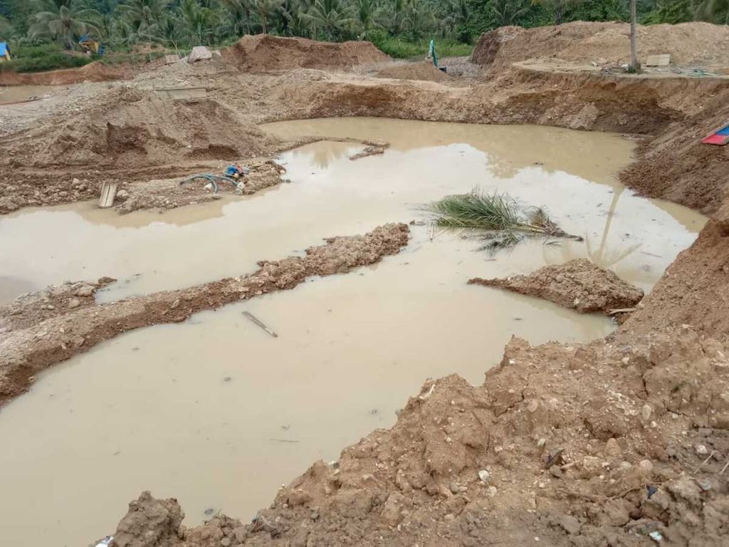 Air menggenang di galian tambang emas tanpa izin di kawasan Cagar Alam Panua, Pohuwato, Gorontalo. 