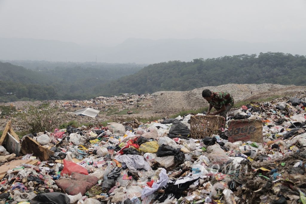 Seorang pemulung mengumpulkan sampah di Tempat Pembuangan Akhir Sampah Sarimukti, Kabupaten Bandung Barat, Jawa Barat, Sabtu (19/2/2022).