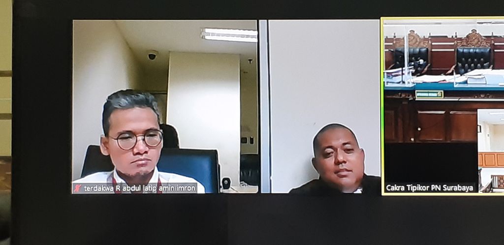 Terdakwa kasus korupsi suap lelang jabatan dan gratifikasi Bupati Bangkalan Abdul Latif Amin Imron menjalani sidang di Pengadilan Tipikor Surabaya, Selasa (25/7/2023). Dia dituntut 12 tahun penjara dan denda Rp 500 juta. 