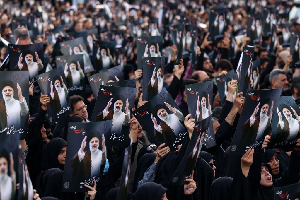 Warga Iran yang berduka atas wafatnya Presiden Ebrahim Raisi dan Menteri Luar Negeri Hossein Amir-Abdollahian berkumpul di alun-alun Valiasr di pusat Kota Teheran, Senin (20/5/2024). 