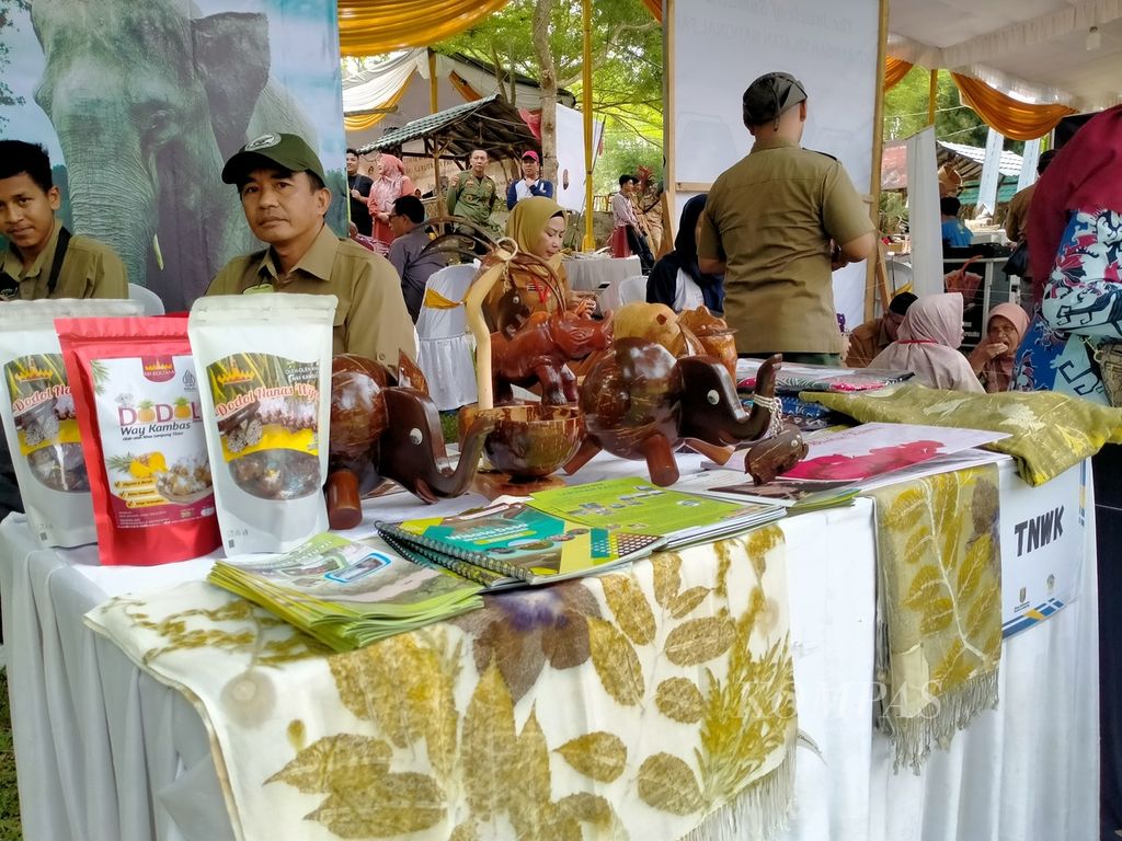 Berbagai produk hasil hutan bukan kayu dipamerkan dalam acara festival wisata hutan di Bandar Lampung, Senin (3/7/2023).