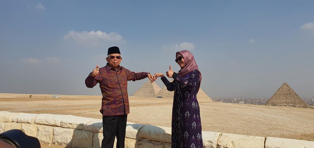 Wakil Presiden Maruf Amin dan Nyonya Wury berpose di kompleks Piramida Giza, Sabtu (6/11/2022).
