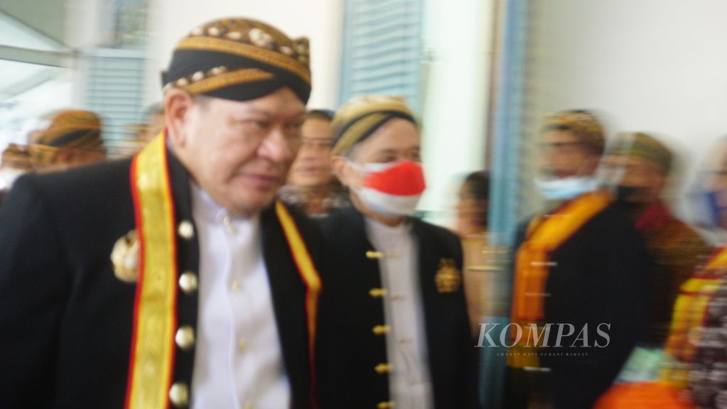 Ketua DPD LaNyalla Mattalitti (kiri) seusai mengikuti acara Tingalan Dalem Jumenengan Pakubuwono XIII yang ke-18, di Keraton Kasunanan Surakarta, Kota Surakarta, Jawa Tengah, Minggu (27/2/2022). 