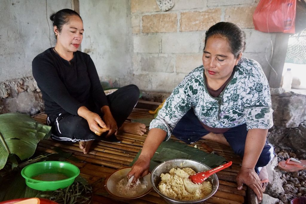 Wa Mari (42) dan Wa Masrida (45) mengolah ubi, singkong, dan pisang menjadi tombole, di Desa Pajam, Kaledupa Selatan, Wakatobi, Sulawesi Tenggara, Selasa (29/8/2023). Tombole adalah hasil olahan pangan lokal dengan proses bakar batu.