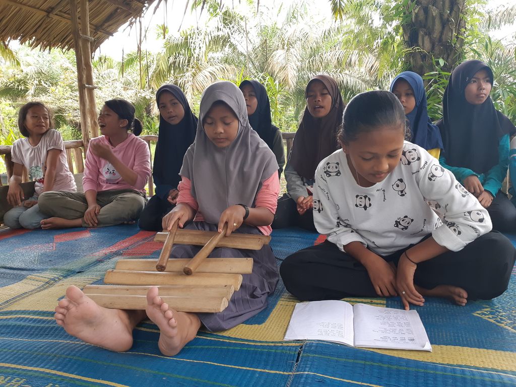 Anak-anak Taman Baco Atap Rumbe berlatih musik gambangan di Desa Jambi Tulo, Kecamatan Maro Sebo, Kabupaten Muaro Jambi, Minggu (6/11/202).