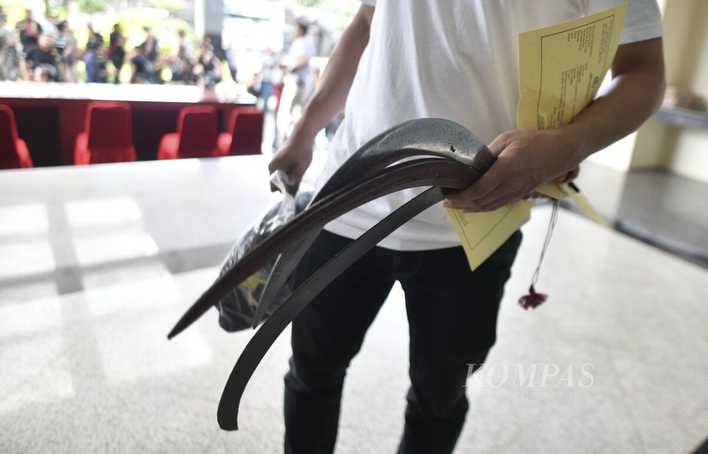 Polisi membawa barang bukti berupa senjata tajam yang digunakan komplotan begal untuk melakukan tindak kejahatan saat rilis kasus pembegalan di Markas Polda Metro Jaya, Jakarta, Jumat (21/2/2020). 