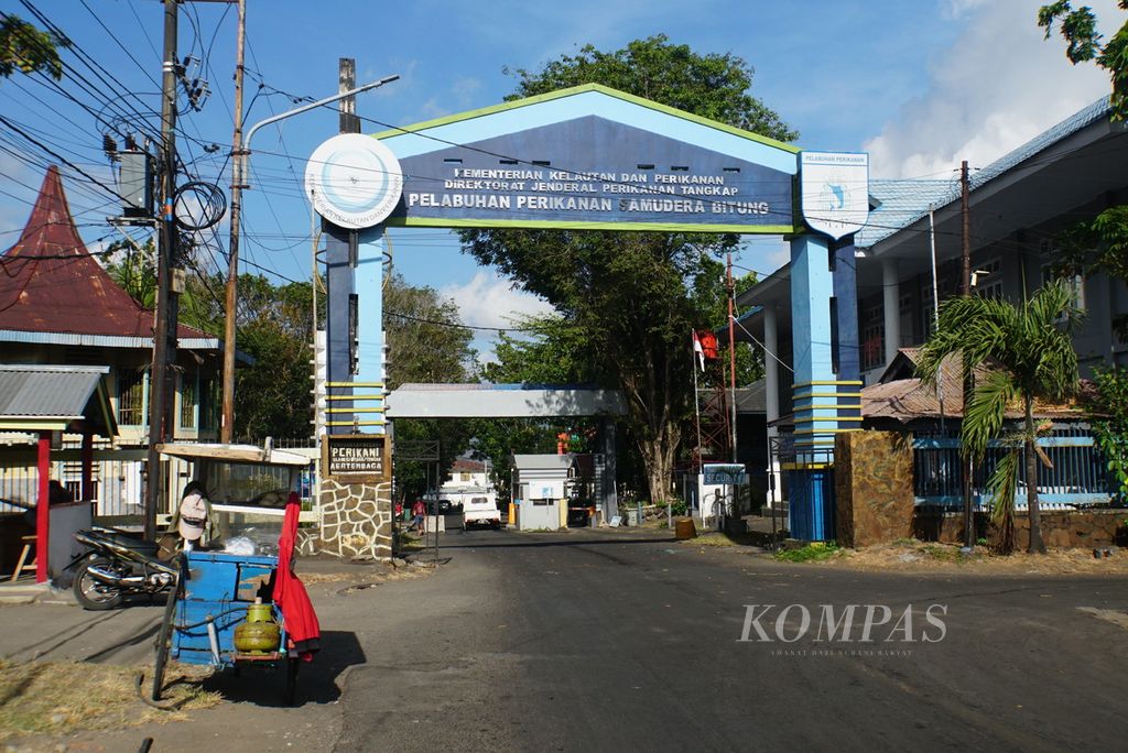 Gerbang masuk Pelabuhan di Bitung, Sulawesi Utara, Jumat (20/10/2023). Sepanjang semester I-2023, 21.100 ton ikan didaratkan oleh 935 kapal di PPS Bitung.
