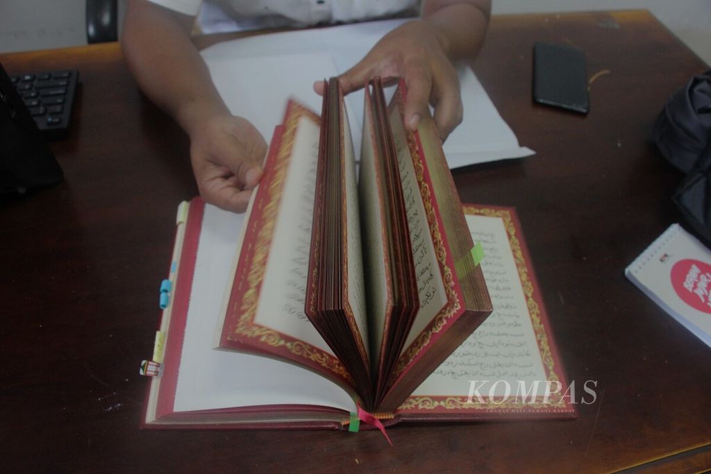 Peneliti Filologi Melayu-Aceh dari Universitas Islam Negeri Ar-Raniry Banda Aceh, Hermansyah, Senin (22/5/2023), memperlihatkan salinan naskah Hikayat Aceh.