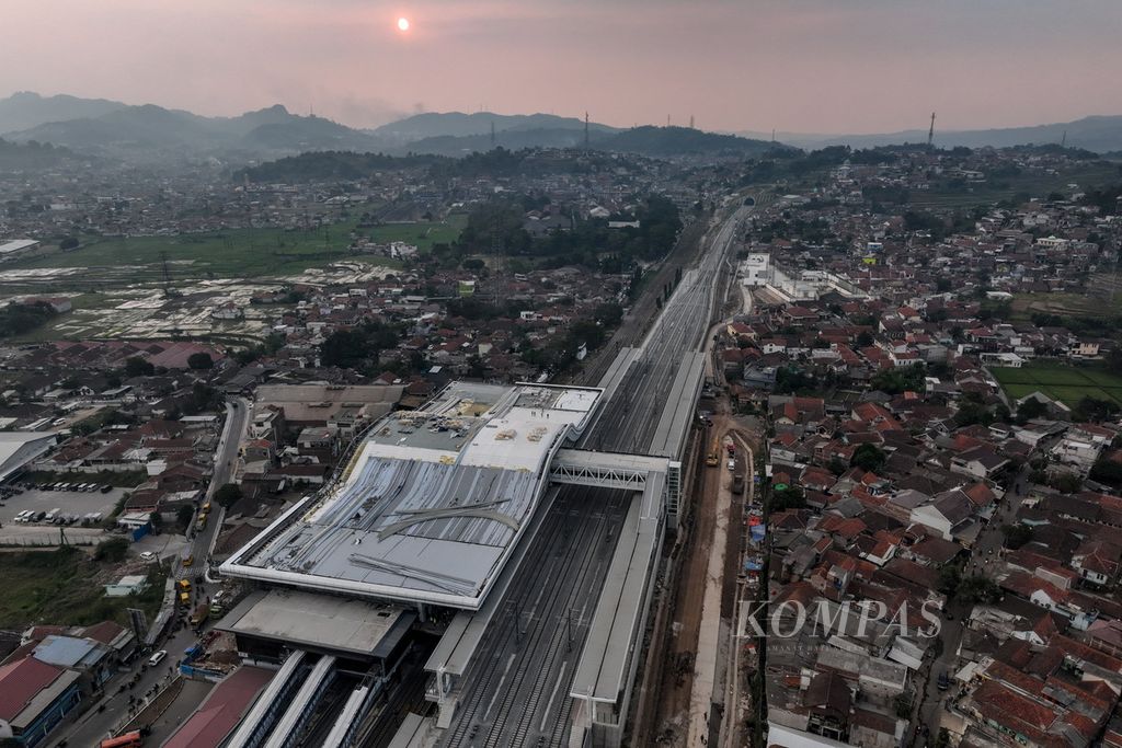 Foto udara proyek pembangunan Stasiun Padalarang, Kabupaten Bandung Barat, Jawa Barat, Jumat (4/8/2023). Stasiun ini akan menjadi satu dari empat satisun pemberhentian kereta cepat Jakarta-Bandung.