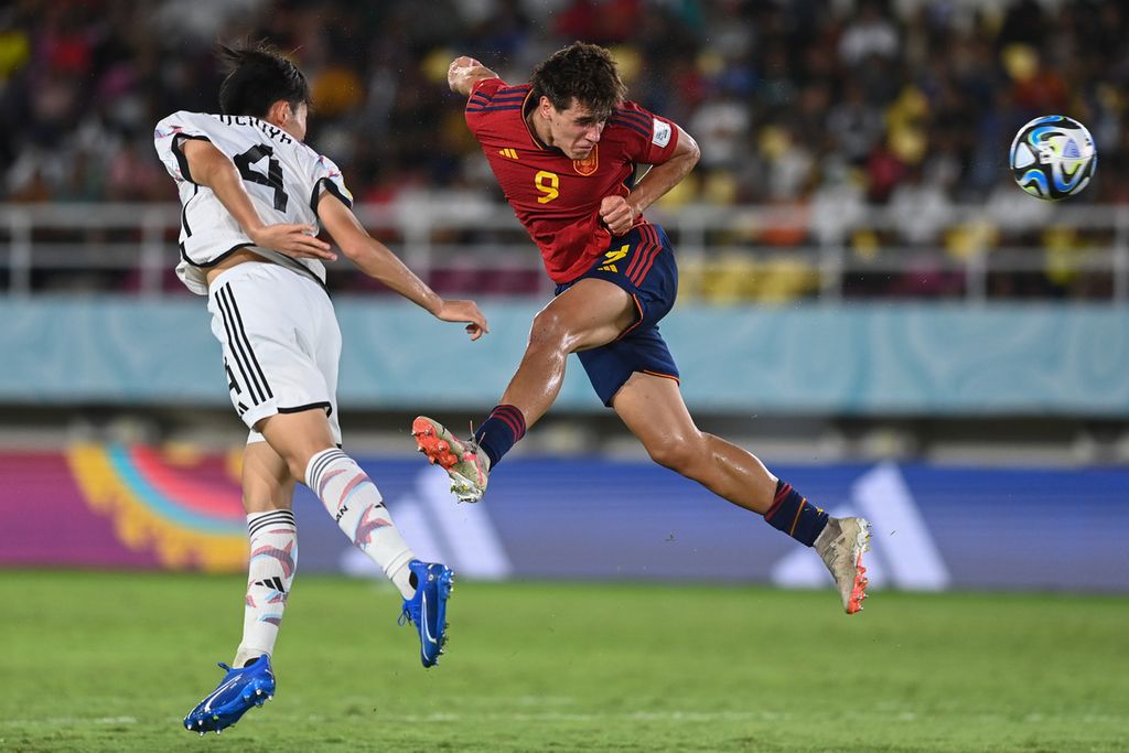 Pesepak bola tim Spanyol, Marc Guiu (kanan), berebut bola udara dengan pesepak bola tim Jepang, Kaito Tsuchiya (kiri), pada pertandingan babak 16 besar Piala Dunia U-17 2023 di Stadion Manahan, Surakarta, Jawa Tengah, Senin (20/11/2023). Spanyol menang atas Jepang dengan skor 2-1.