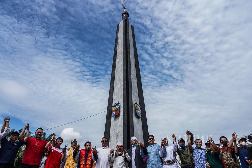 Para pemuka agama dan elemen masyarakat dari lintas keyakinan merayakan Hari Toleransi Internasional di Tugu Kujang, Kota Bogor, Jawa Barat, Rabu (16/11/2022). 