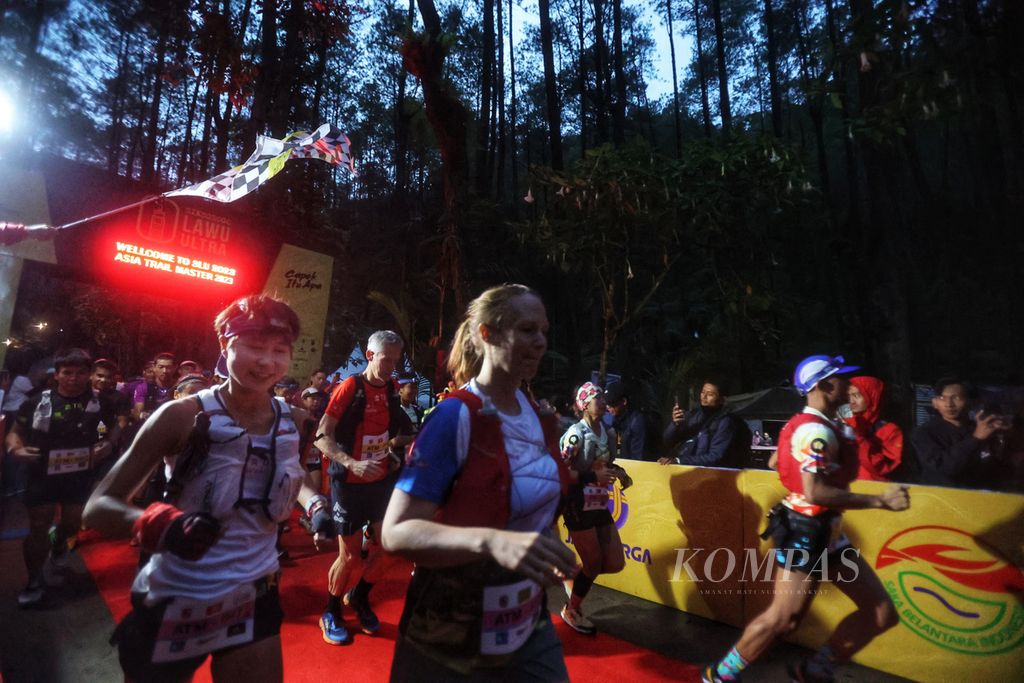 Pelari kategori Asia Trail Master melaju dari garis start pada perlombaan Siksorogo Lawu Ultra 2023 di kawasan Sekipan, Tawangmangu, Kabupaten Karanganyar, Jawa Tengah, Sabtu (2/12/2023).