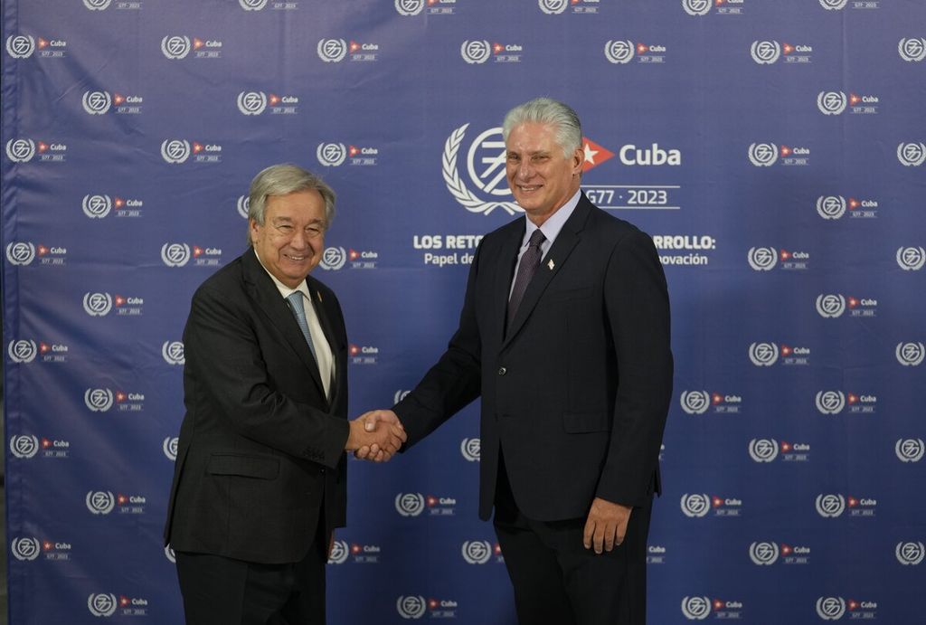 Presiden Kuba Miguel Diaz-Canel (kanan) berjabat tangan dengan Sekretaris Jenderal PBB Antonio Guterres dalam KTT G77+China di Havana, Kuba, Jumat (15/9/2023). 