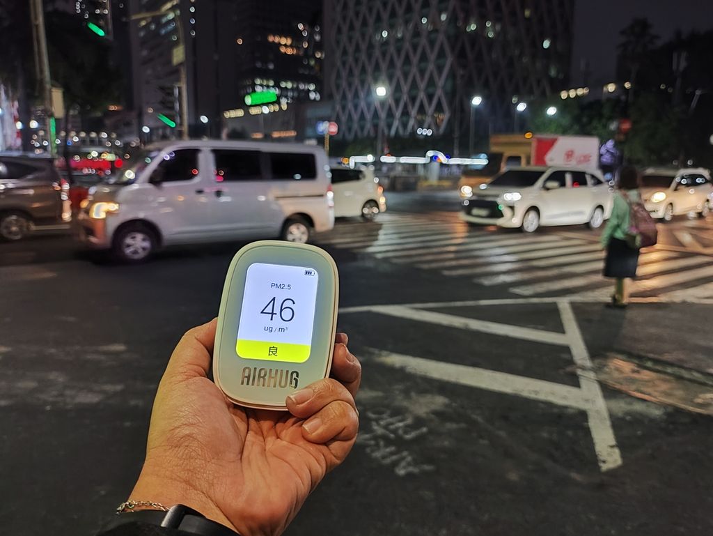 Pengukuran kadar polutan PM 2,5 di Jalan Thamrin, Jakarta Pusat pada Jumat (25/08/2023), pukul 18.30 menunjukkan angka 46. Menurut standar WHO, masuk kategori tidak sehat bagi kelompok sensitif