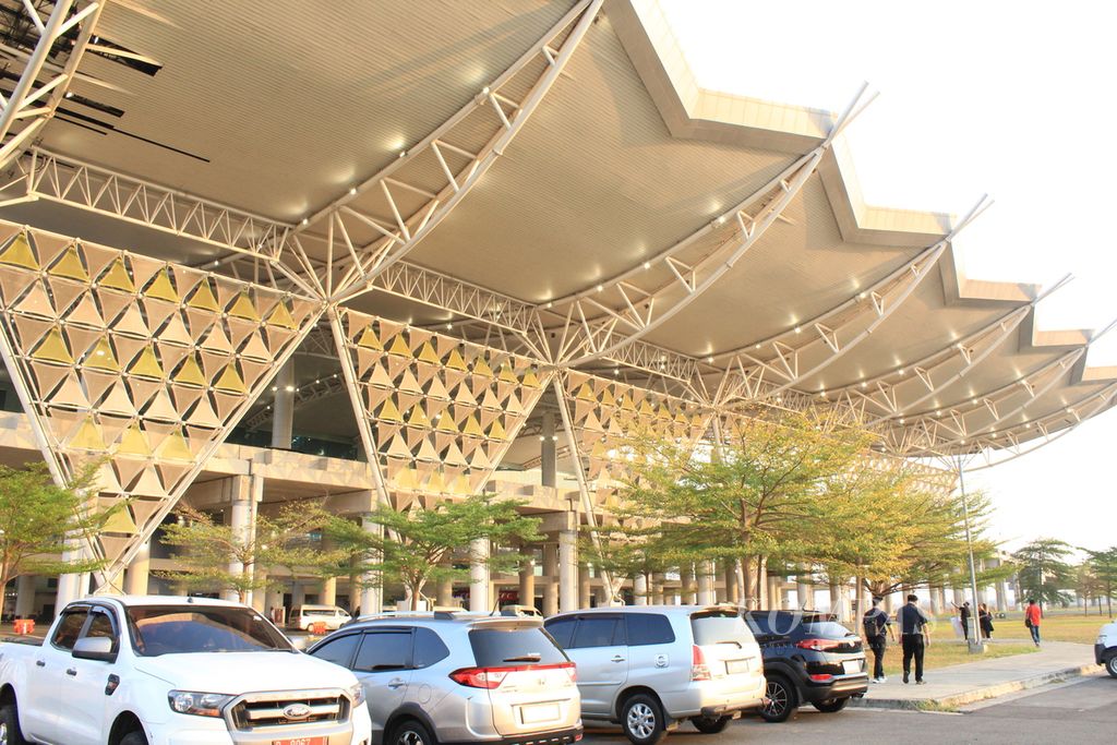 Suasana tempat parkir Bandara Internasional Jawa Barat Kertajati di Kabupaten Majalengka, Minggu (29/10/2023). 