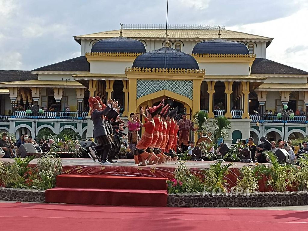 Kerja Tahun Merdang Merdem dilaksanakan di Istana Maimun Kesultanan Deli, Medan, Sumatera Utara, Rabu (29/6/2022). Merdang Merdem itu menjadi simbol persahabatan Karo-Melayu yang sudah lama terjalin di Medan. 