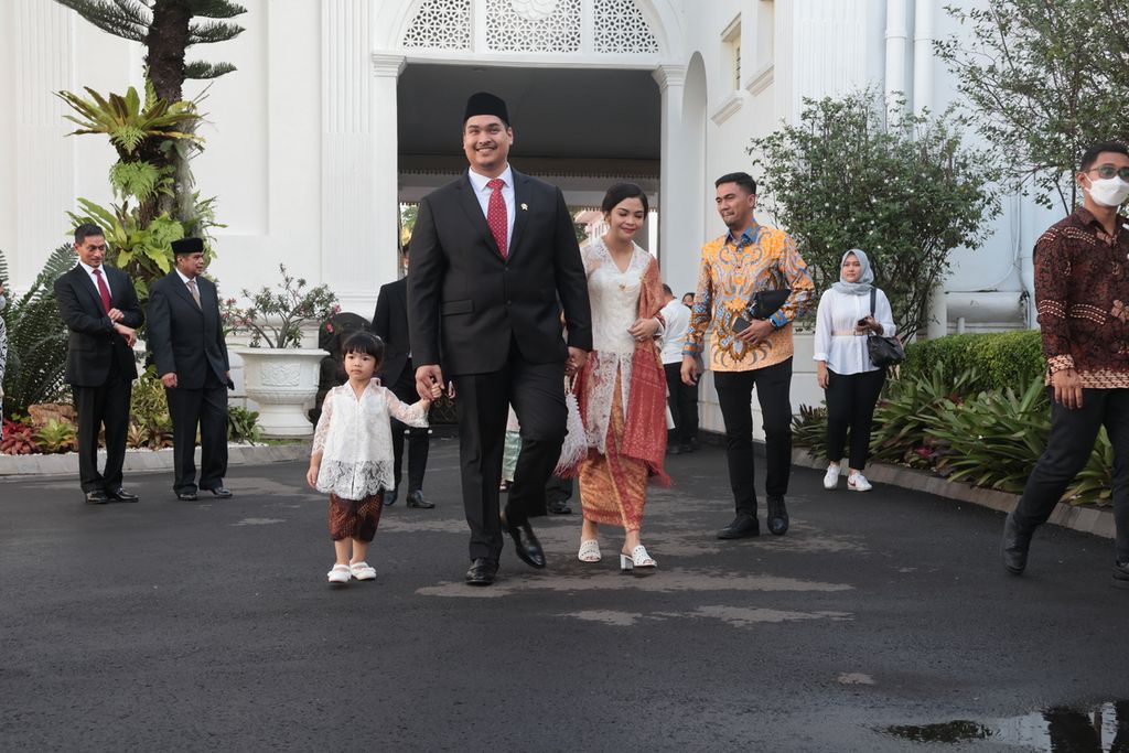 Ario Bimo Nandito atau Dito Ariotedjo meninggalkan Istana Negara, Jakarta, bersama istrinya, Niena Kirana Riskyana, dan putrinya, Sadia Kiera Nadashana. Dito dilantik Presiden Joko Widodo sebagai Menteri Pemuda dan Olahraga, Senin (3/4/2023) sore.